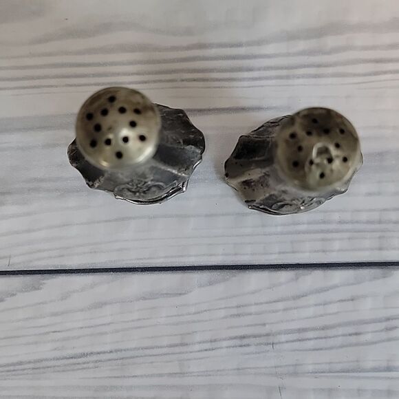 Vintage victorian style pedastal salt and pepper shakers - Picture 3 of 10